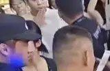 顾客刮中百万大奖 摊主拒兑：先刮后付到底谁有理？