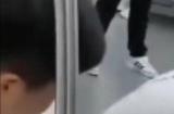 男子在地铁上玩《原神》情绪激动 吓得乘客避让