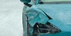 小米汽车首撞：右前大灯被撞烂 前保险杠受损严重