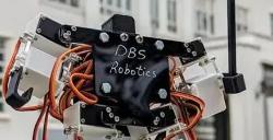 全球最小仿人机器人记录刷新 高141毫米能跳舞踢足球