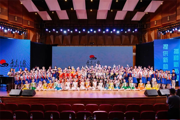 图片8 “希望合唱团”音乐研学夏令营的汇报演出.jpg