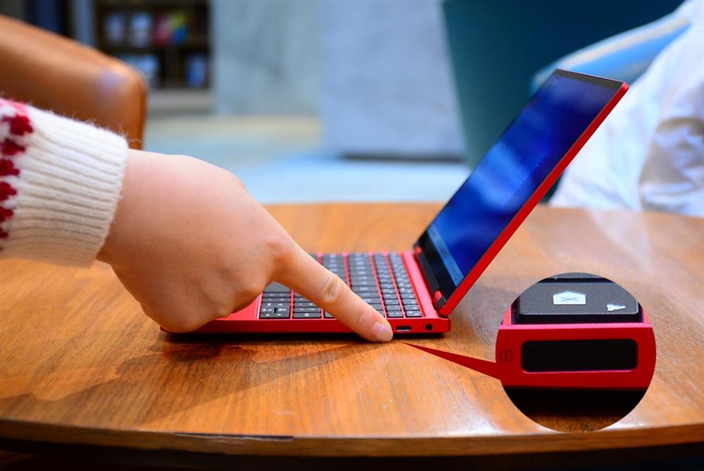 仅重770克，中国红+锦鲤限量设计，国产10.1吋超小型笔记本电脑