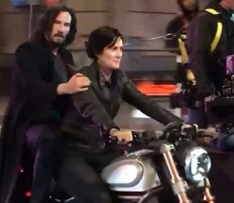 《黑客帝国4》新片场照曝光尼奥与崔尼蒂共骑摩托