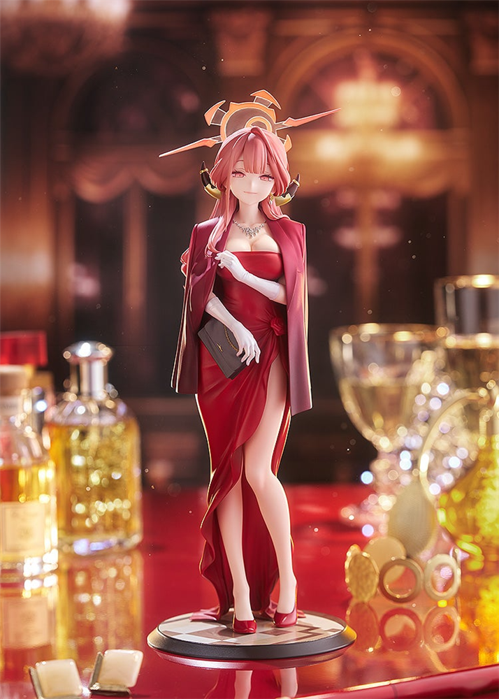 《蔚蓝档案》陆八魔爱露（礼服）手办1.png
