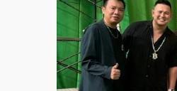 周星驰《女足》片场照曝光 疲态尽显：弯腰给粉丝签名