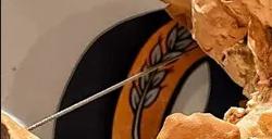 “真菌”感染母女用面包制作《最后的生还者》循声者雕像