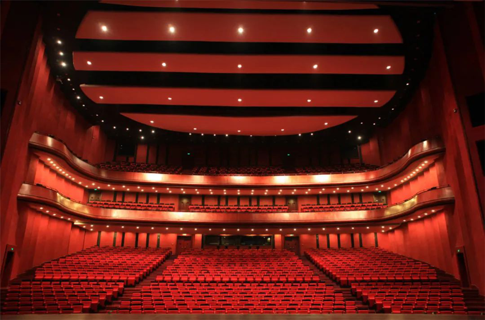 合肥保利大剧院又名天鹅湖大剧院,位于合肥市政务文化新区科技绿轴