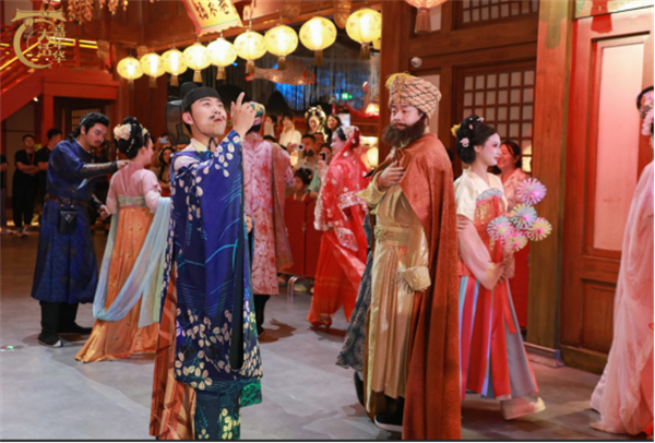 【FINAL-8月10日速递】大话嘉年华首日霸榜长安热搜！何大雷带大家一探究竟！1600.jpg
