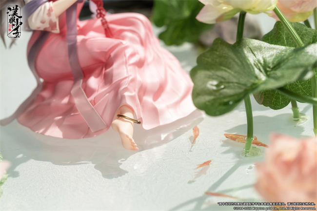 潮趣：插画师Anmi 汉服少女 映水芙蓉 1/7手办  又是我最喜欢的裸足