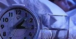 专家提醒半夜醒了别看时间 会影响睡眠质量