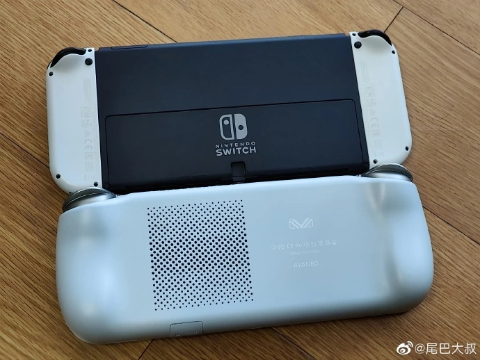 AYANEO 新款 AIR Plus 掌机对照 Switch OLED2.jpg