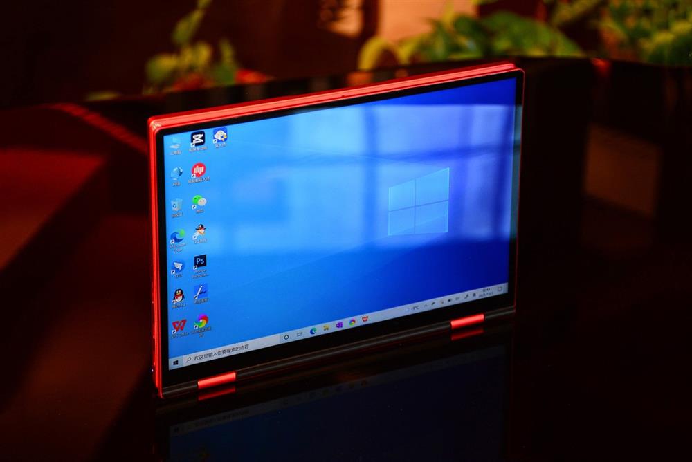 仅重770克，中国红+锦鲤限量设计，国产10.1吋超小型笔记本电脑