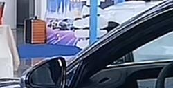 米粉涌入竞品直播间狂刷小米SU7 女主播挂牌反击