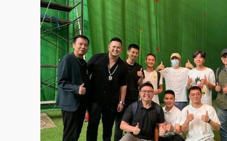 周星驰《女足》攻略——片场照曝光 疲态尽显：弯腰给粉丝签名