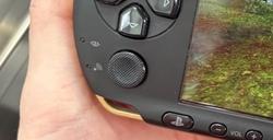 日本玩家地铁站掏出PSP玩怪猎 旁边小学生议论假货Switch