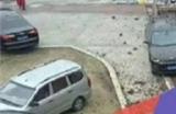 放炮炸翻多辆豪车的熊孩子已被带走：家长或需赔500万